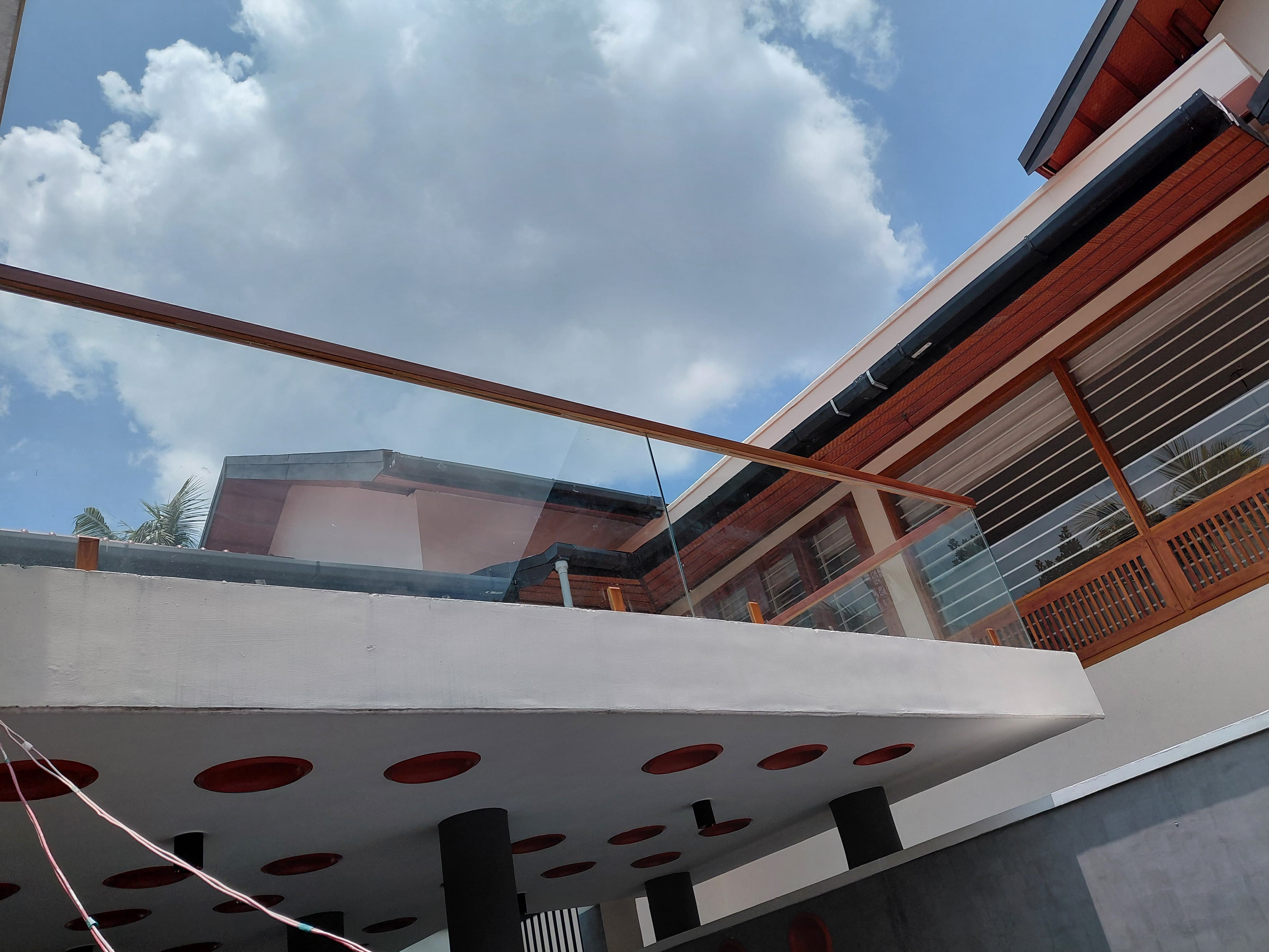 Top varantha with stainless steel and glass railing